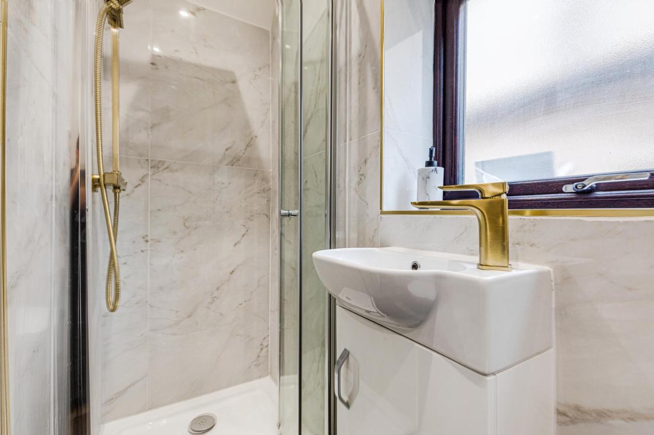 Walsall - 4 Bedroom House, Wi-Fi, Garden , Sleeps 8 - Jrr Stays Bescot Esterno foto