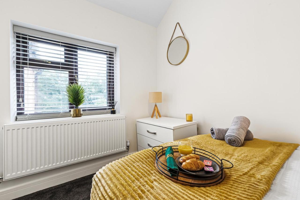 Walsall - 4 Bedroom House, Wi-Fi, Garden , Sleeps 8 - Jrr Stays Bescot Esterno foto