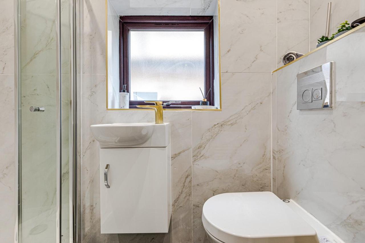 Walsall - 4 Bedroom House, Wi-Fi, Garden , Sleeps 8 - Jrr Stays Bescot Esterno foto